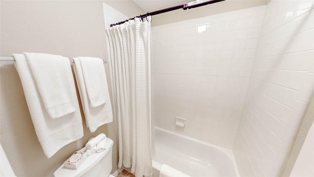bathroom with shower / bath combo with shower curtain