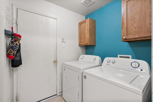 laundry room featuring visible vents, cabinet space, and independent washer and dryer