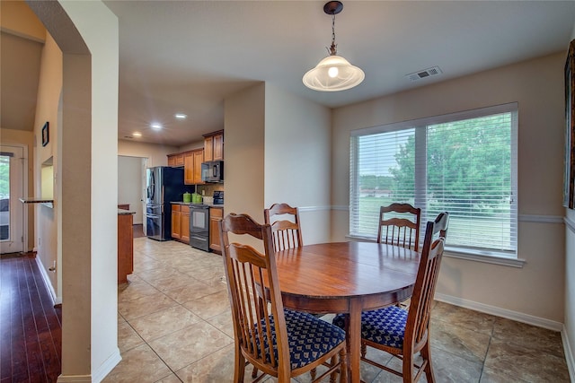 dining area featuring recessed lighting, baseboards, arched walkways, and visible vents