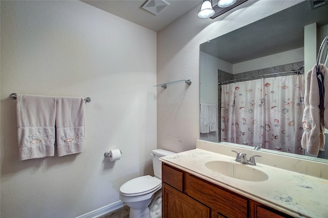 full bathroom featuring vanity, a shower with shower curtain, toilet, and visible vents