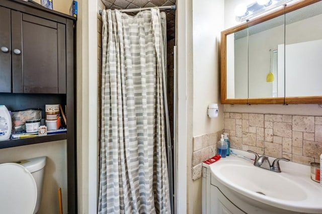 full bathroom with vanity, toilet, a shower with curtain, and tasteful backsplash