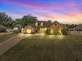 view of front of property with driveway