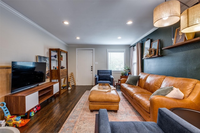 living room with crown molding, recessed lighting, baseboards, and wood finished floors
