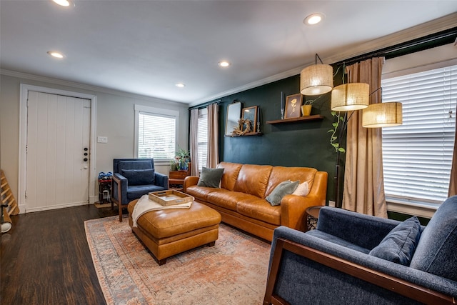 living room featuring crown molding, recessed lighting, baseboards, and wood finished floors