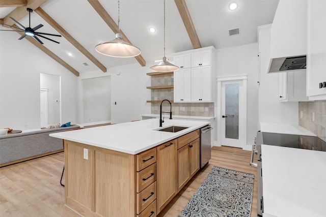 kitchen featuring stainless steel appliances, visible vents, a sink, and tasteful backsplash