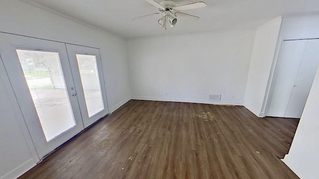 700 N Scarlett Dr, Lacy Lakeview, TX 76705 - unfurnished bedroom featuring a ceiling fan, visible vents, wood finished floors, baseboards, and a closet