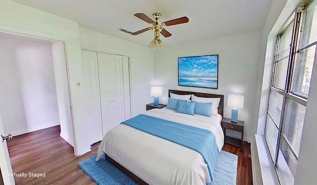 700 N Scarlett Dr, Lacy Lakeview, TX 76705 - full bath featuring wood finished floors, toilet, tile walls, a sink, and a stall shower
