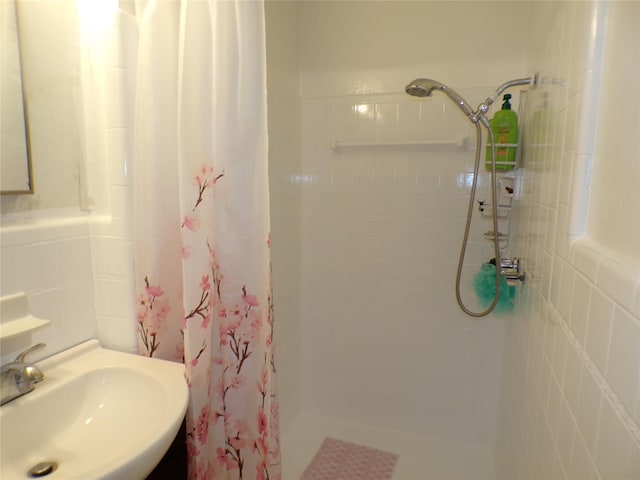 6905 Heritage Ln, Fort Worth, TX 76134 - full bathroom with a tile shower and a sink