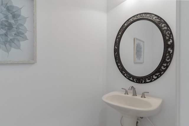 bathroom featuring a sink
