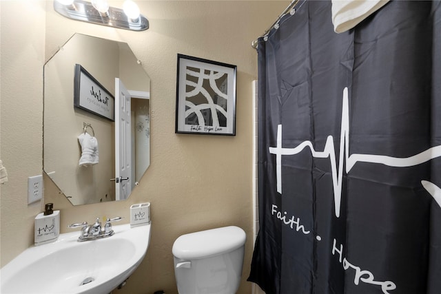 full bath with a sink, a shower with curtain, and toilet
