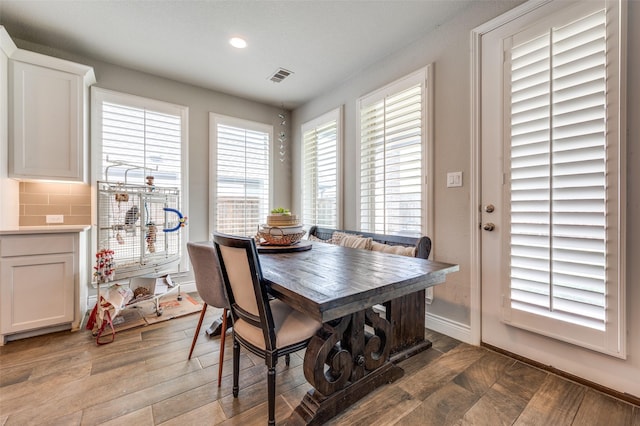dining room featuring recessed lighting, baseboards, visible vents, and light wood-style floors