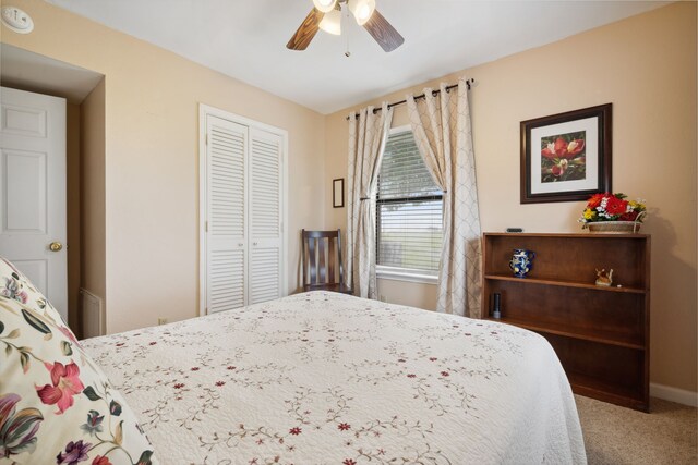 bedroom featuring carpet flooring, a ceiling fan, baseboards, and a closet