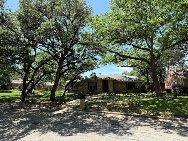 view of front of home featuring a front yard