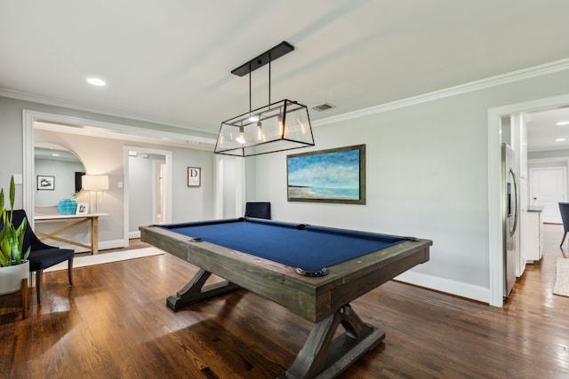 rec room featuring crown molding, baseboards, visible vents, and wood finished floors