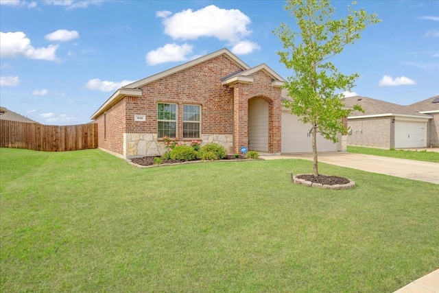 view of front of house featuring fence, a front lawn, brick siding, a garage, and driveway