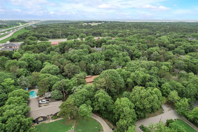 birds eye view of property featuring a forest view