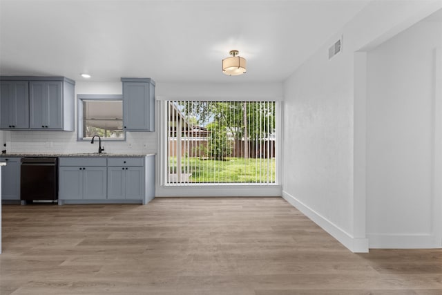 interior space featuring visible vents, light wood-type flooring, a sink, baseboards, and recessed lighting