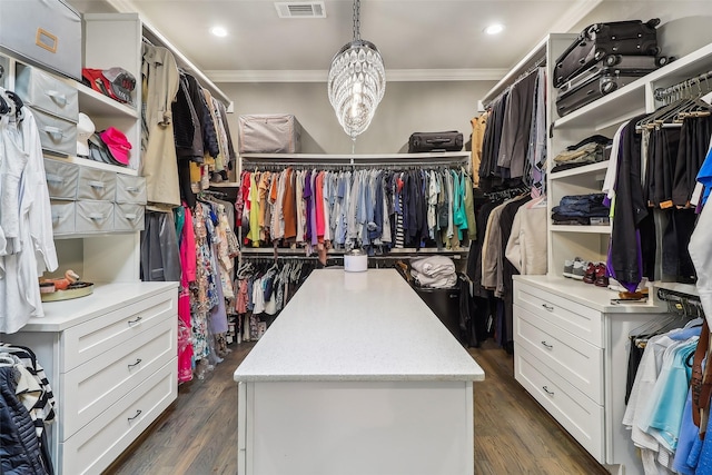 walk in closet featuring dark wood-style flooring, a chandelier, and visible vents