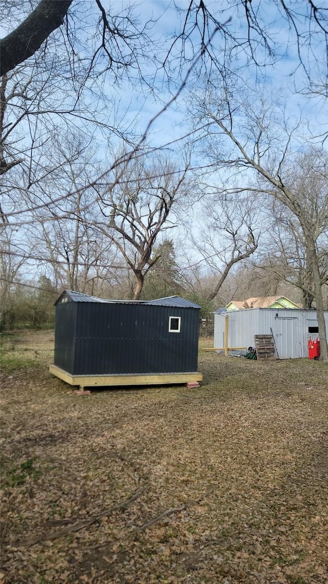view of yard featuring an outbuilding