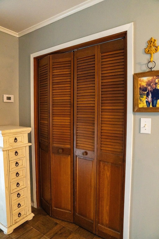 details featuring crown molding