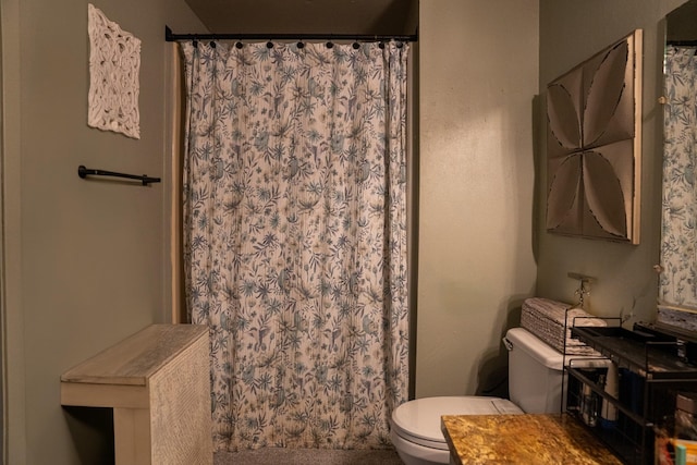 full bathroom featuring a shower with curtain and toilet