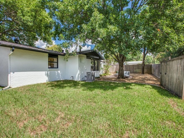 view of yard featuring a fenced backyard