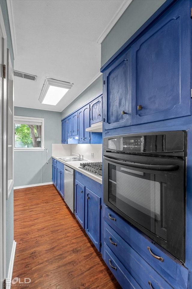 230 Peyton Colquitt Pl, Shreveport, LA 71115 - kitchen featuring a sink, baseboards, dark wood-style floors, blue cabinets, and stainless steel appliances