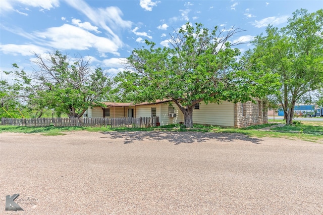 415 Sweetwater Rd, Bronte, TX 76933 - view of front of house featuring fence private yard