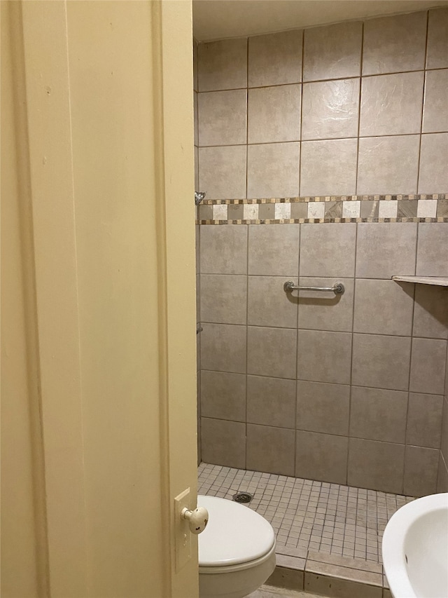 1811 8th St, Wichita Falls, TX 76301 - full bath featuring toilet and a shower stall