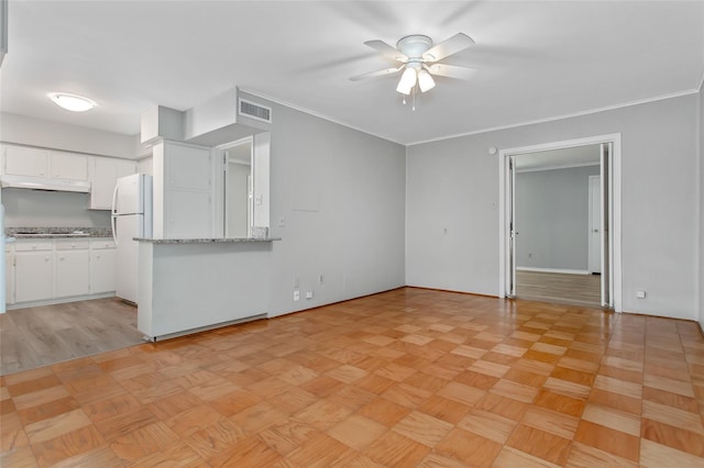 6007 Sandhurst Ln Unit B, Dallas, TX 75206 - unfurnished living room featuring ceiling fan, visible vents, ornamental molding, and baseboards
