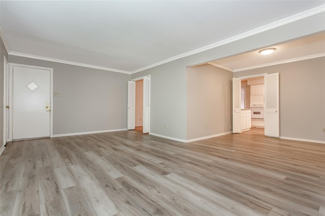 6007 Sandhurst Ln Unit B, Dallas, TX 75206 - unfurnished living room featuring crown molding, baseboards, and light wood-type flooring