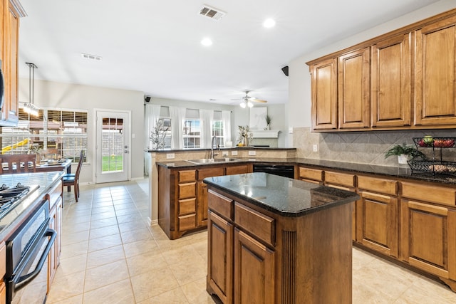 kitchen with ceiling fan, a sink, a peninsula, visible vents, and black appliances