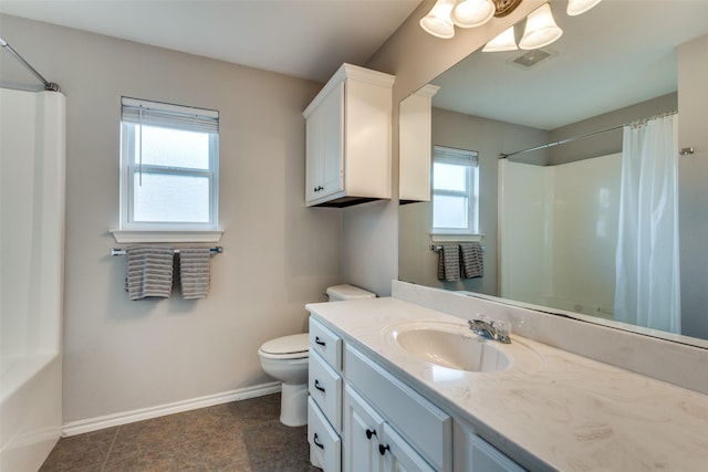 full bath with vanity, toilet, baseboards, curtained shower, and visible vents
