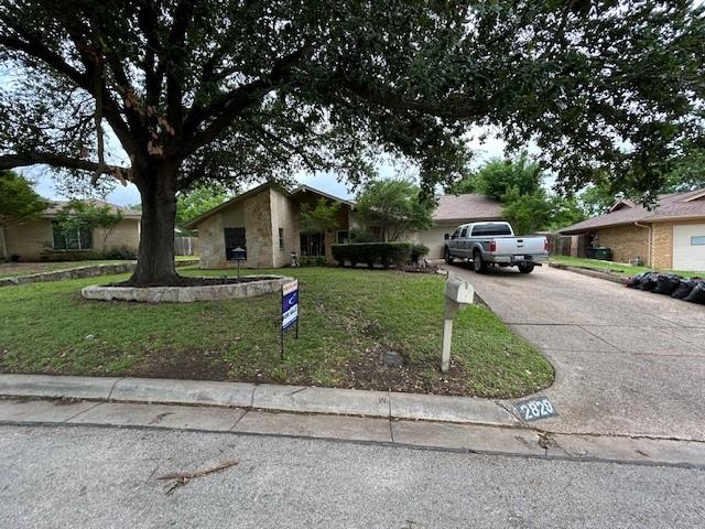 2829 Quail Ln, Arlington, TX 76016 - mid-century modern home with a front lawn and concrete driveway