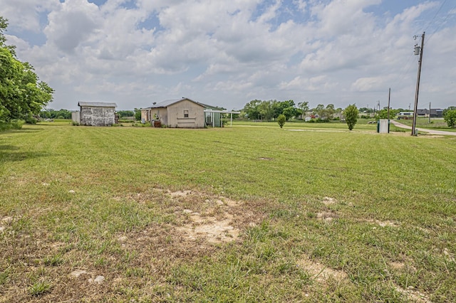 view of yard with an outbuilding