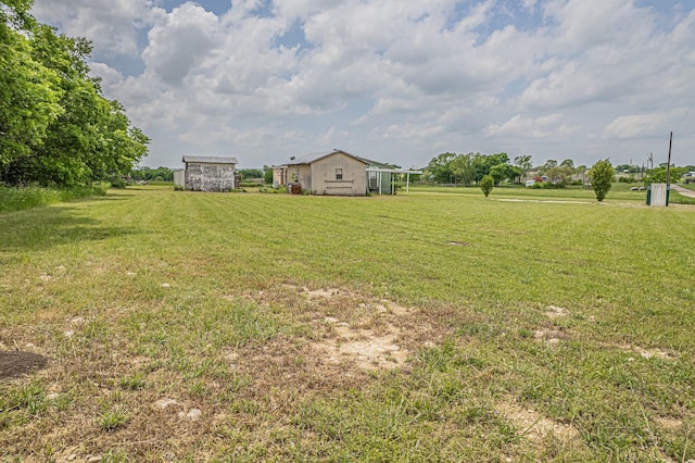 view of yard featuring an outbuilding