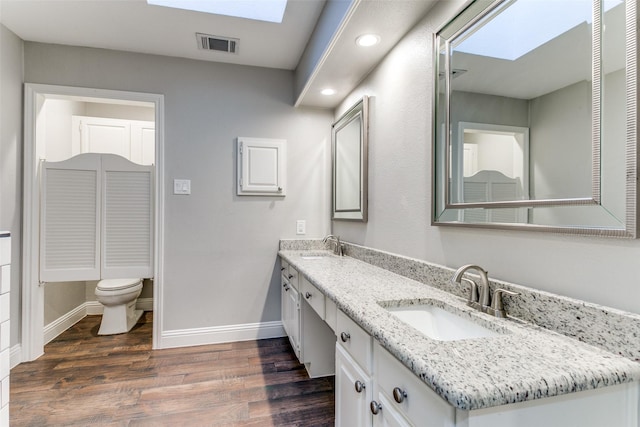 19 Salida Dr, Trophy Club, TX 76262 - bathroom featuring baseboards, wood finished floors, toilet, double vanity, and recessed lighting