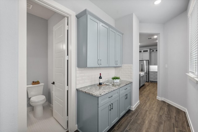 2812 Bluff Creek Dr, Mansfield, TX 76063 - interior space with freestanding refrigerator, recessed lighting, baseboards, tasteful backsplash, and dark wood-style floors