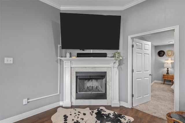 living area with baseboards, crown molding, and wood finished floors