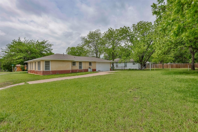 view of front of property featuring fence, a front lawn, and brick siding