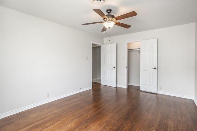 unfurnished bedroom featuring dark wood-style flooring, baseboards, a ceiling fan, and a closet
