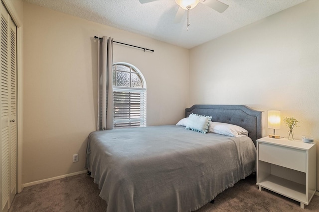 bedroom featuring carpet, baseboards, a ceiling fan, a textured ceiling, and a closet