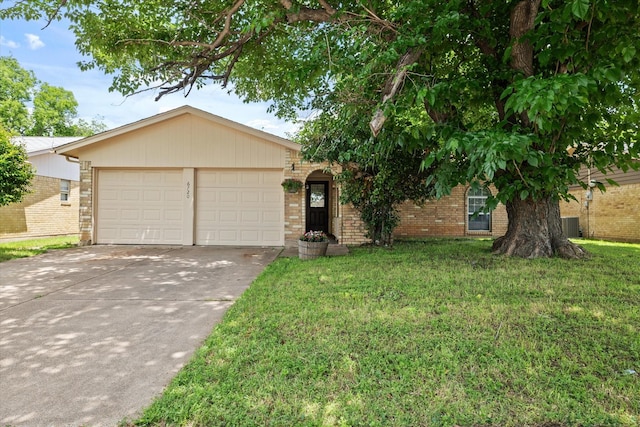view of front facade featuring a front yard, driveway, and an attached garage
