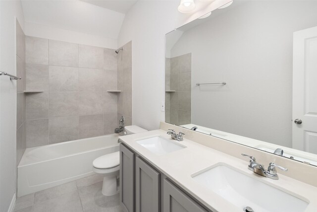 spare room with carpet floors, a ceiling fan, and baseboards