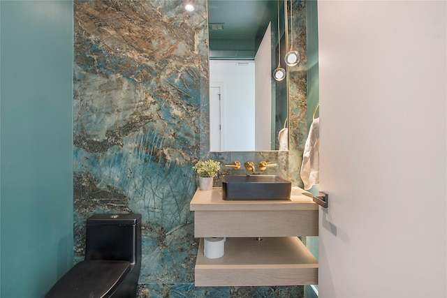 bathroom featuring a sink
