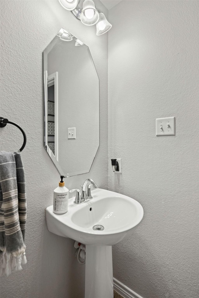 6336 Maritime St, Fort Worth, TX 76179 - bathroom with a textured wall