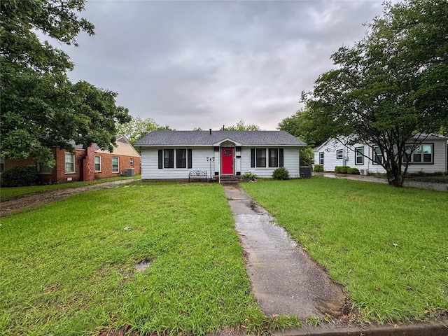 view of front of property featuring a front lawn