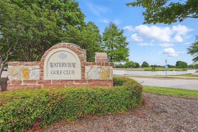 community sign featuring a water view