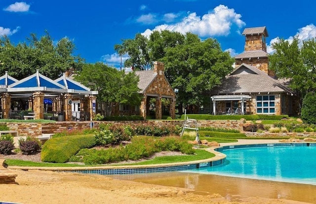 view of swimming pool
