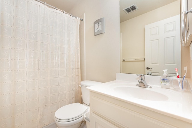 full bathroom featuring toilet, visible vents, curtained shower, and vanity